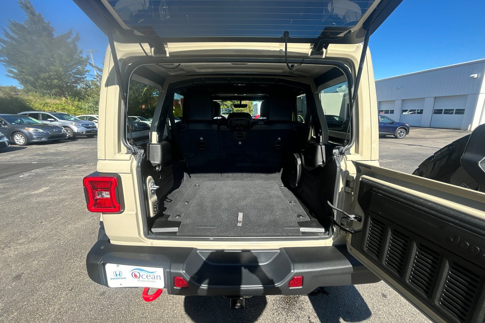 Used 2022 Jeep Wrangler Unlimited Rubicon w/ Steel Bumper Group AWD/4WD image 15