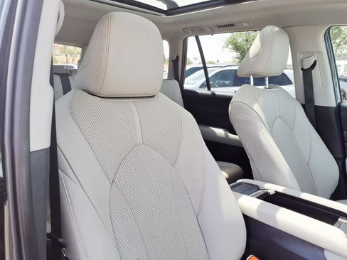 Used 2024 Toyota Grand Highlander Limited FWD image 12