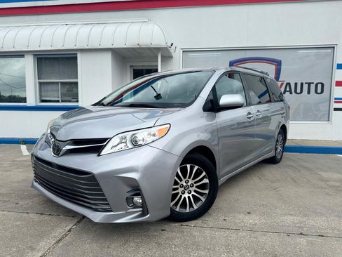 Used 2018 Toyota Sienna XLE FWD image 2