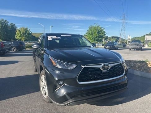 Used 2024 Toyota Highlander LE FWD image 7