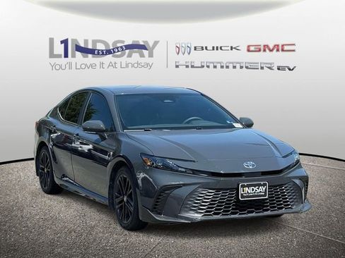 Used 2025 Toyota Camry SE FWD image 1