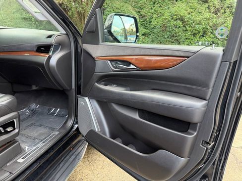 Used 2017 Cadillac Escalade Premium Luxury image 23