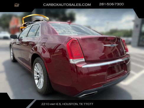 Used 2018 Chrysler 300 Touring L RWD image 4