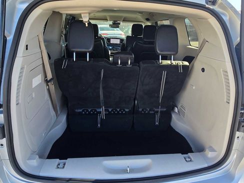 Used 2023 Chrysler Pacifica Touring-L image 17