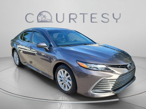 Used 2022 Toyota Camry LE FWD image 5