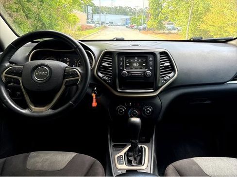 Used 2018 Jeep Cherokee Latitude w/ Altitude Package FWD image 6