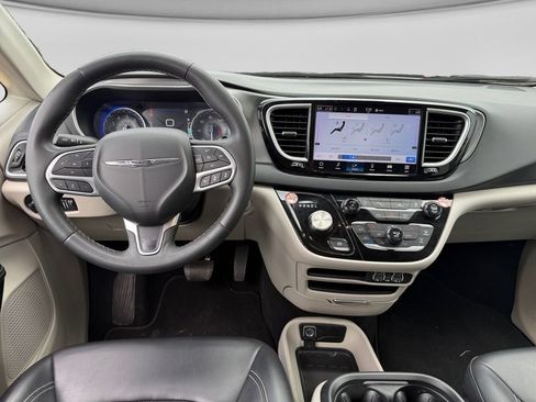 Used 2024 Chrysler Pacifica Touring-L FWD image 24