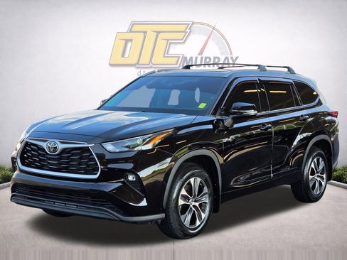 Used 2022 Toyota Highlander XLE AWD/4WD image 2