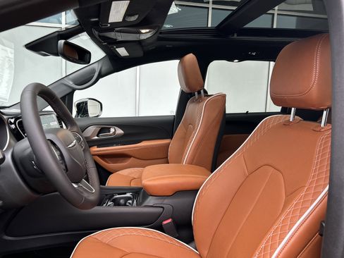 New 2026 Chrysler Pacifica Pinnacle image 15