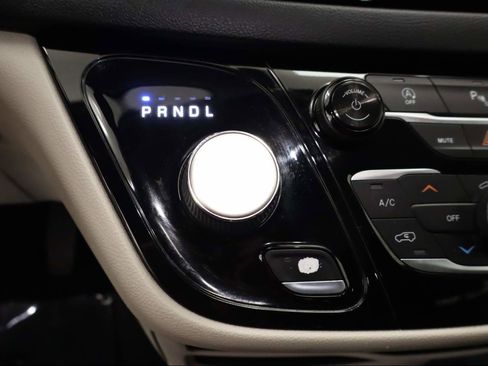 Used 2019 Chrysler Pacifica Touring-L image 9