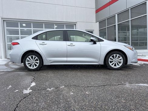 Used 2025 Toyota Corolla LE w/ LE Premium Package image 5