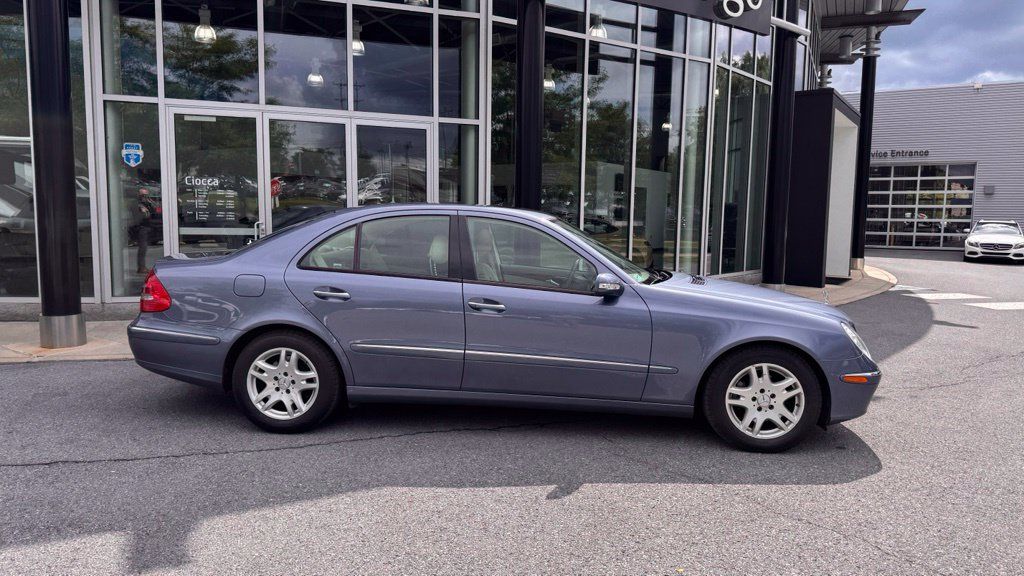 Used 2005 Mercedes-Benz E 320 CDI Sedan image 2