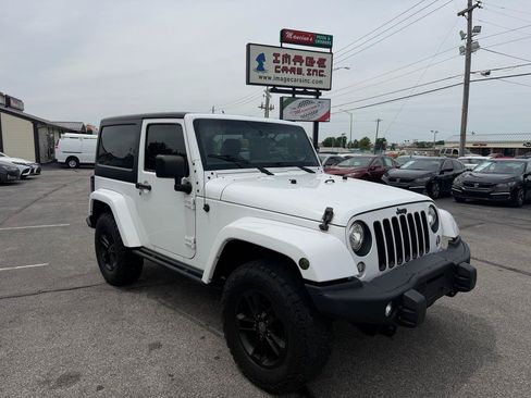 Used 2017 Jeep Wrangler Sahara AWD/4WD image 4