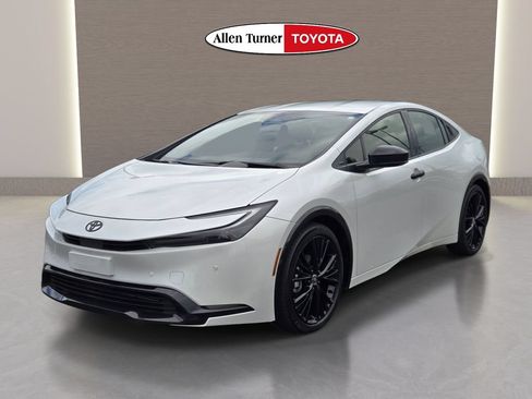 Used 2025 Toyota Prius FWD image 3