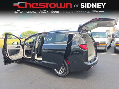 Used 2024 Chrysler Pacifica Touring-L w/ Uconnect Theater Family Group AWD/4WD image 13