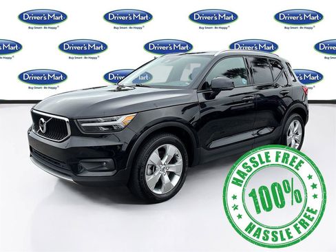 Used 2022 Volvo XC40 T5 Momentum image 3