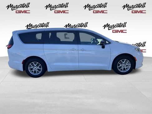 Used 2025 Chrysler Pacifica Select FWD image 2