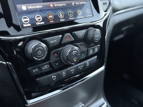 Used 2021 Jeep Grand Cherokee Limited w/ Luxury Group II image 25