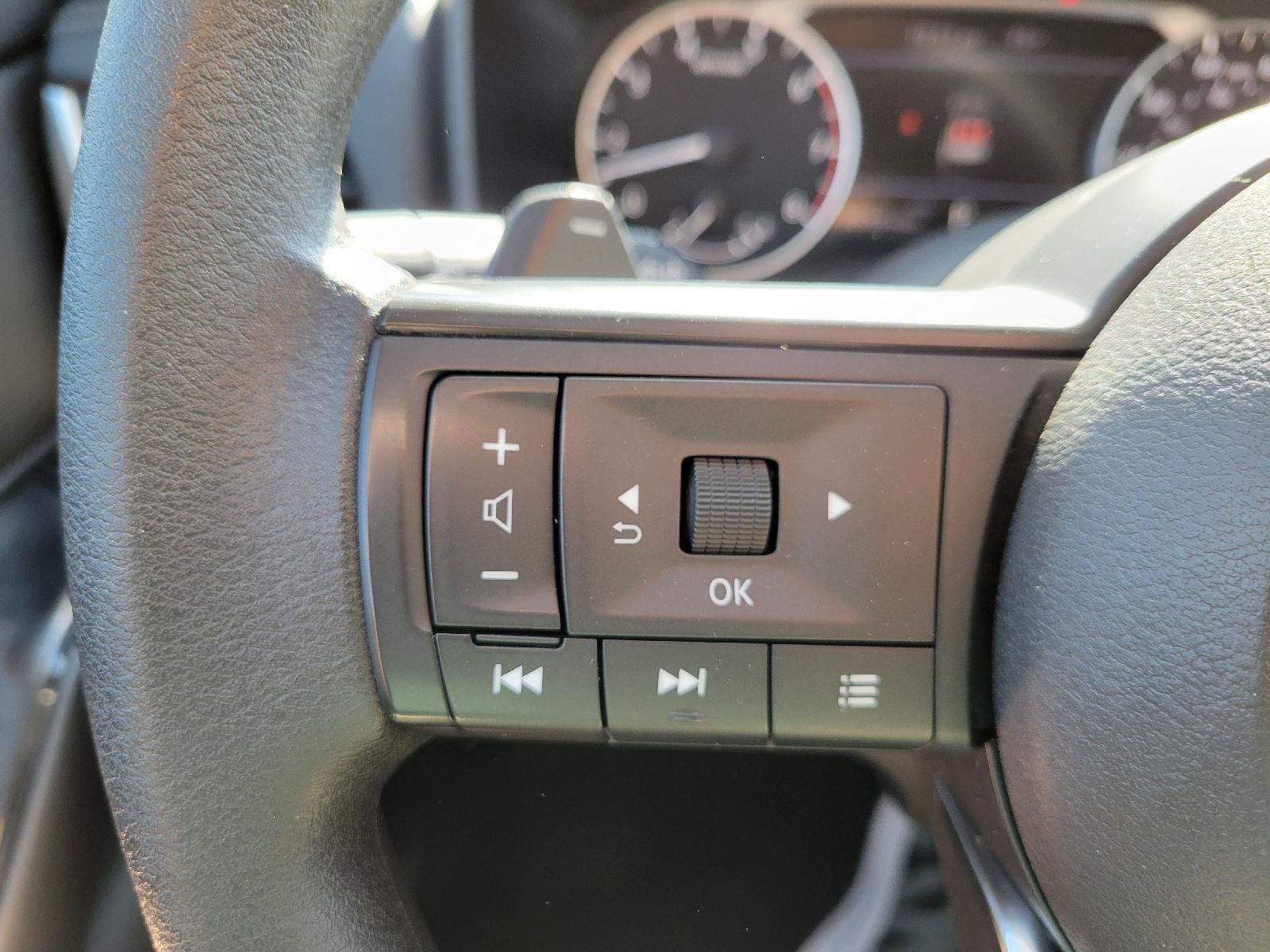Used 2024 Nissan Rogue S AWD/4WD image 16
