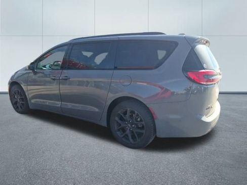 Used 2021 Chrysler Pacifica Touring-L w/ Uconnect Theater Family Group image 7