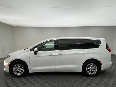 Used 2022 Chrysler Voyager LX FWD image 13