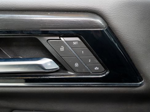 Used 2025 GMC Yukon XL Denali RWD image 14