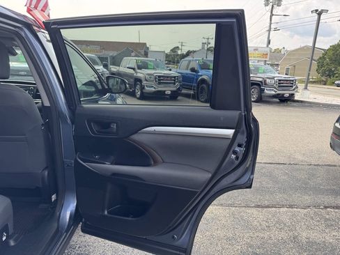 Used 2018 Toyota Highlander LE AWD/4WD image 32