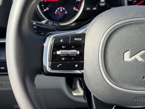 Used 2024 Kia Carnival EX FWD image 10