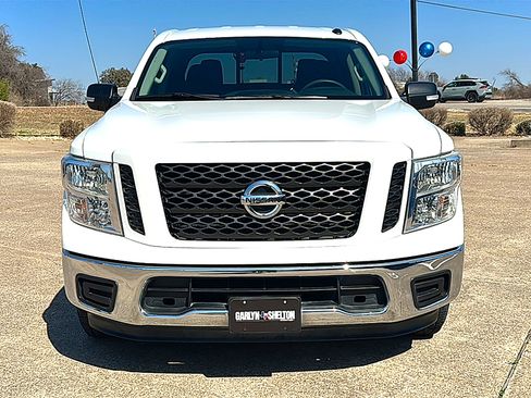 Used 2019 Nissan Titan SV image 11