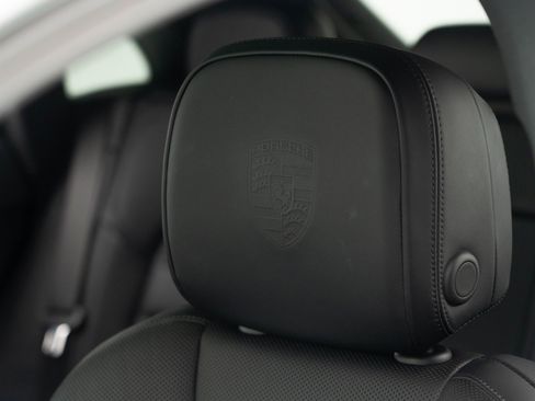 Certified 2025 Porsche Macan AWD/4WD image 18