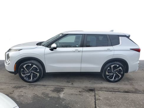 Used 2023 Mitsubishi Outlander SE image 4