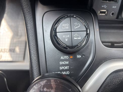 Used 2015 Jeep Cherokee Trailhawk AWD/4WD image 20