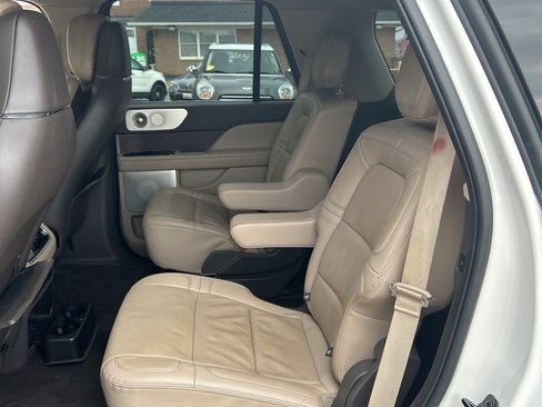 Used 2022 Lincoln Navigator Reserve AWD/4WD image 4