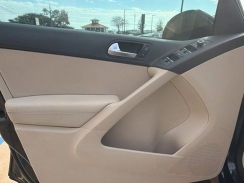 Used 2011 Volkswagen Tiguan SE image 12