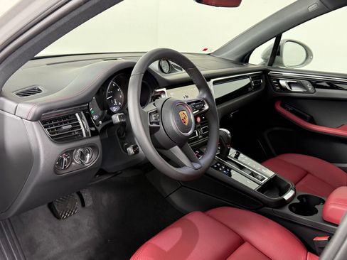 Certified 2026 Porsche Macan AWD/4WD image 4