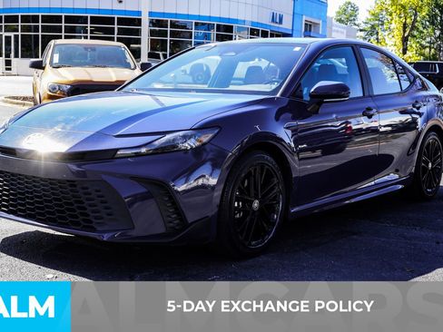 Used 2025 Toyota Camry SE image 5