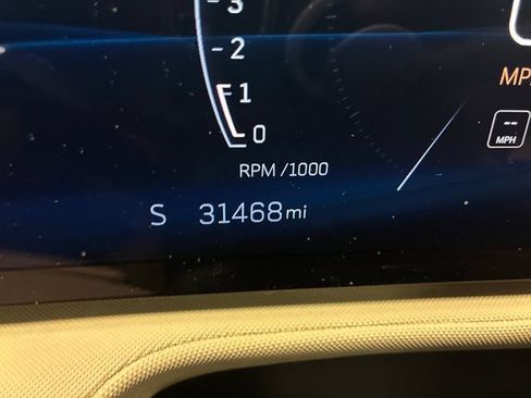 Used 2024 Cadillac XT4 Luxury w/ Cold Weather Package FWD image 17