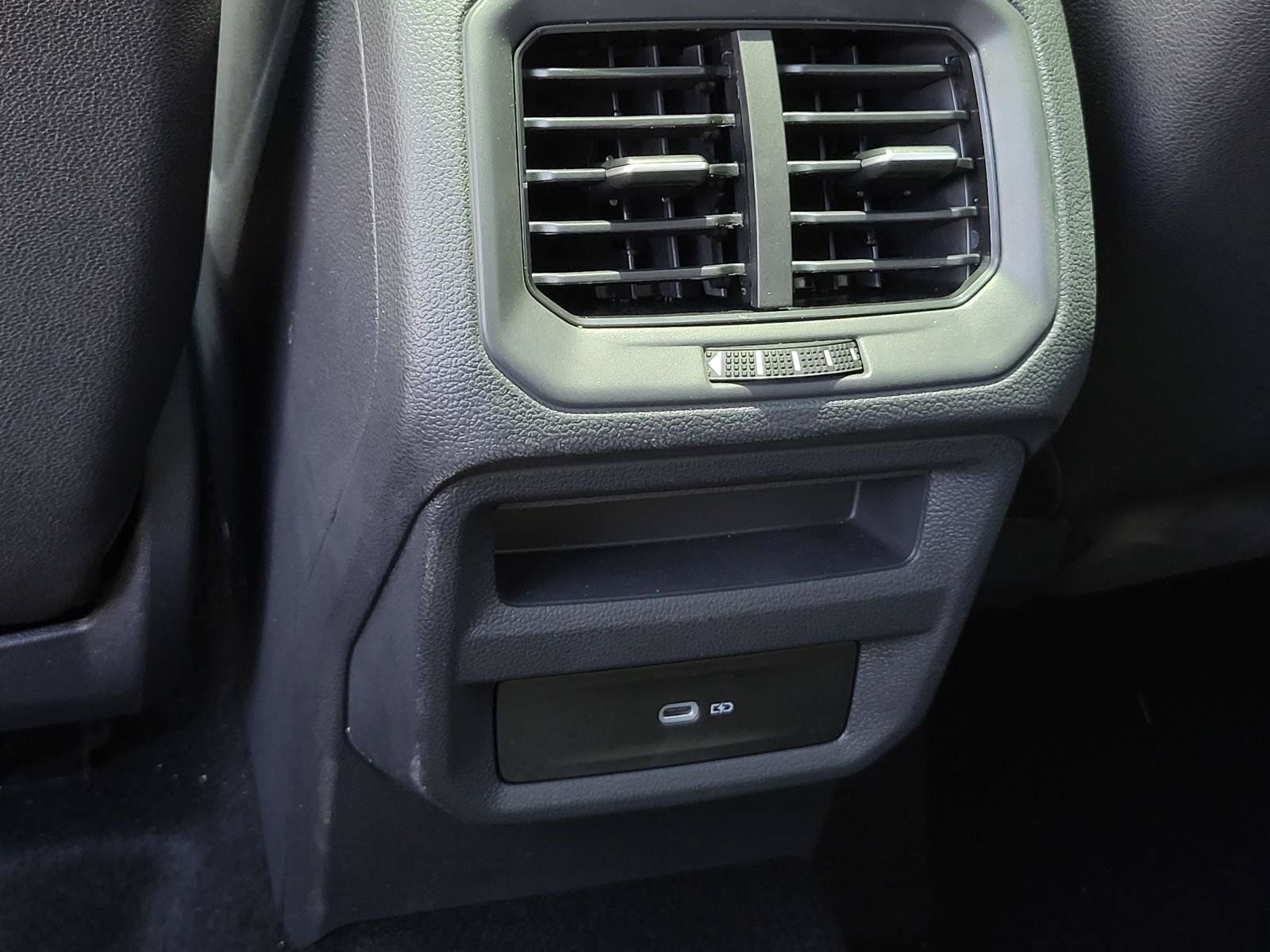 Used 2024 Volkswagen Taos SE AWD/4WD image 19