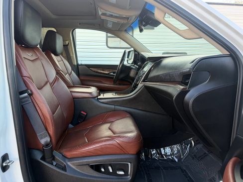 Used 2016 Cadillac Escalade Luxury AWD/4WD image 17