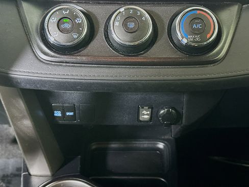 Used 2017 Toyota RAV4 LE FWD image 22