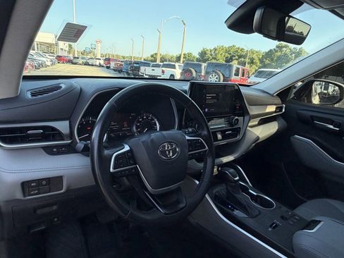 Used 2023 Toyota Highlander XLE FWD image 18
