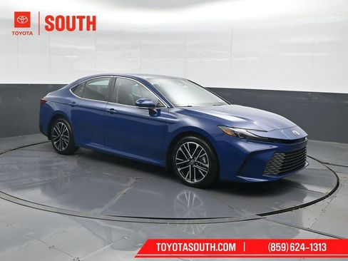 Used 2025 Toyota Camry XLE image 4
