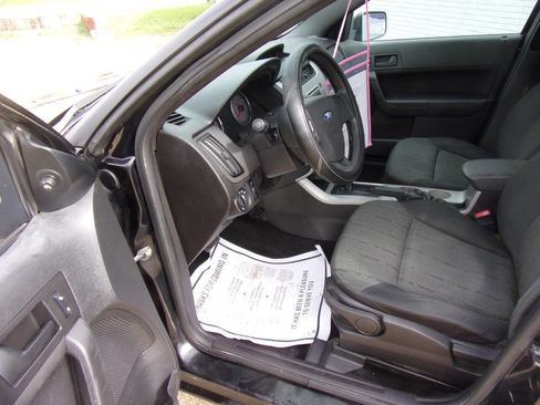 Used 2010 Ford Focus SE image 2