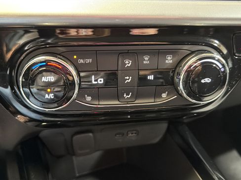 Used 2025 Chevrolet Trax LT w/ LT Convenience Package FWD image 25