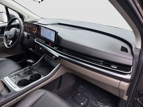 Used 2025 Kia Carnival FWD image 31