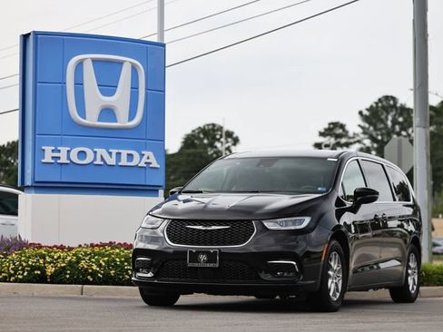 Used 2025 Chrysler Pacifica Select FWD image 1