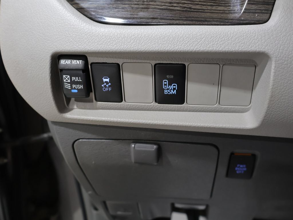 Used 2015 Toyota Sienna XLE AWD/4WD image 30