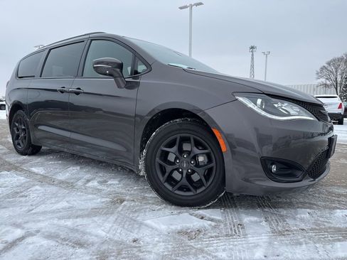 Used 2020 Chrysler Pacifica Limited image 2