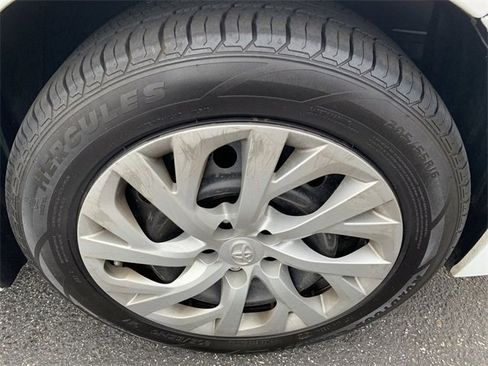 Used 2018 Toyota Corolla LE image 31