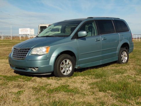 Used 2008 Chrysler Town & Country Touring image 5